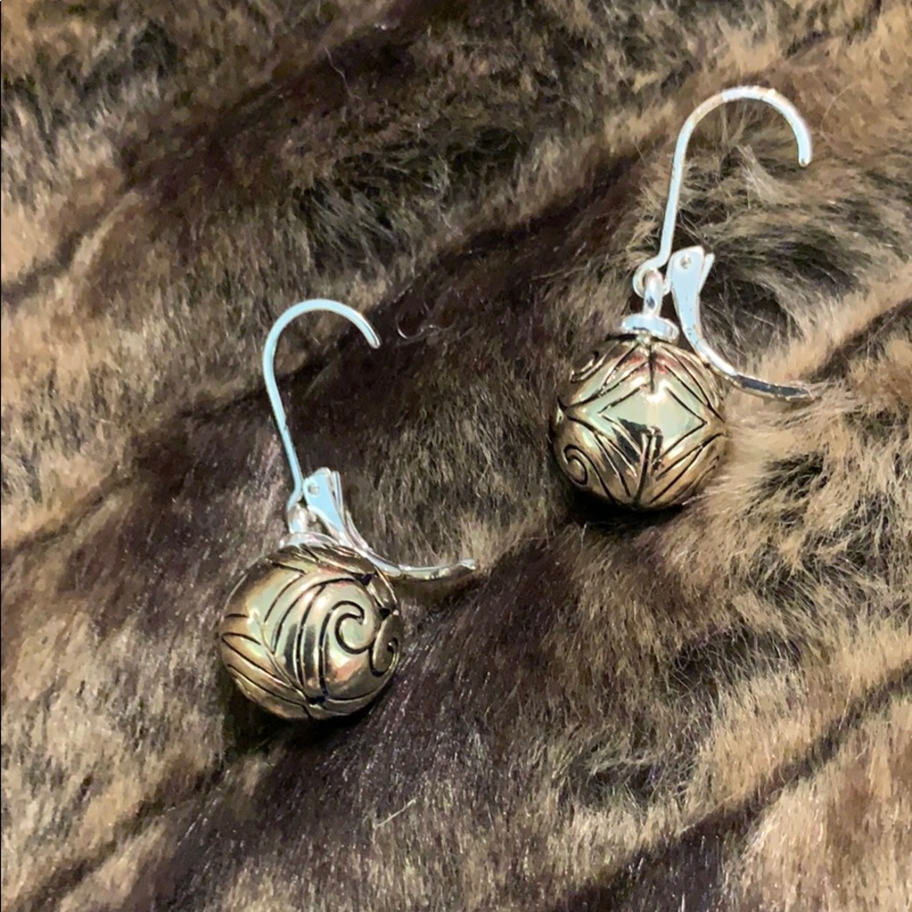 💜💜💜 3/$30 Fashionable lever back earrings! Nice weight #A363 - Picture 2 of 6
